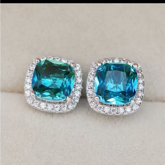925 Sterling Silver Blue Topaz Stud Earrings New in Gift Box - Picture 1 of 1